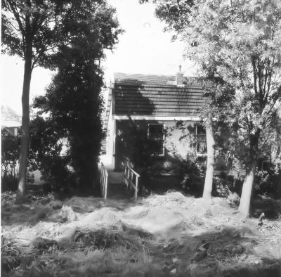 Huisje met veestalling (arbeiderswoning) behorende bij de boerderij van Wouter van Wijngaarden (22-08-1968)
Eerst woonde Teun Lekkerkerker erin, getrouwd met Johanna Margaretha Oskam. Teun werkte bij Wout van Wijngaarden. Na overlijden van Wout van Wijngaarden, verhuisde Teun Lekkerkerker naar de Geinbrug (Driemond). Op de boerderij kwam toen Gerrit Beukhof die trouwde met Riek van Wijngaarden. In dit huisje kwamen toen Annie en Gerrit van Wijngaarden te wonen (broer en zus); deze hadden beiden last van vallende ziekte (epilepsie). Dit werd Gerrit zijn dood, die verongelukte in de groep achter de koeien. Annie verhuisde naar Putten, waar ze op late leeftijd nog trouwde. Gerrit van Wijngaarden, geboren 05-11-1930, overleden 11-02-1960. Begraven te Driemond.
Naast dit huisje was in de oorlog 1940-1945 een pijp door de Duitsers in de ringdijk gelegd om de polder onder water te zetten, dit gebeurde 11-04-1944.
