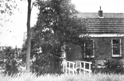 Kleine boerderijtje (arbeiderswoning) behorende bij de boerderij van Wout van Wijngaarden (28-06-1966)
Teun Lekkerkerker werkte bij Wout van Wijngaarden ('n half oom), hield zelf kippen en eenden, kocht ook eieren op en verkocht die aan de bakkers op de Geinbrug, ook ventte hij in Weesp. Daarna ging hij werken bij de Ballast in Nederhorst den Berg (zandzuiging voor de snelweg Amsterdam – Utrecht en uitbreiding van Amsterdam).
De laatste jaren werd het bewoond door C van Mourik, deze kwam van de Abcouderstraatweg (boerderij " Landzicht " zie AS 183). Hij moest daar al plaats maken voor de eerste zand opspuiting van de Bijlmermeer.
G.T Lekkerkerker, geboren 06-01-1916, overleden 14-01-1992. J.M Lekkerkerker-Oskam, geboren 11-04-1912, overleden 01-06-1993. Beiden begraven te Driemond.
