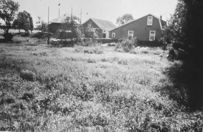Kleine boerderijtje (arbeiderswoning) behorende bij de boerderij van Wout van Wijngaarden (28-06-1966)
Nu bewoond door c. van Mourik.
