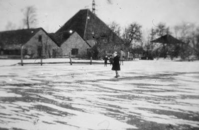Boerderij " Elck zijn zin " van Co Roeleveld winter oorlog 1944-1945
Het water, toen ijs, stond tot achter op het erf vanwege de inundatie.

