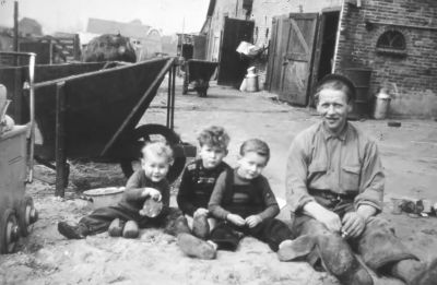 Bas Kooperdraad op het erf met de kinderen Roeleveld
Bas moest even oppassen. Van links naar rechts: Henk, Jaap en Bert.

