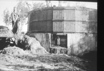 Boerderij " Elck zijn zin "van  Co Roeleveld
Een knecht is gras aan het inkuilen.
