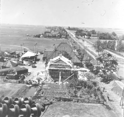 Gezicht op de boerderij van Co Roeleveld
Gezien vanuit de hoogspanningsmast die bij de Vries stond, met op de voorgrond het in aanbouw zijnde nieuwe woonhuis.
