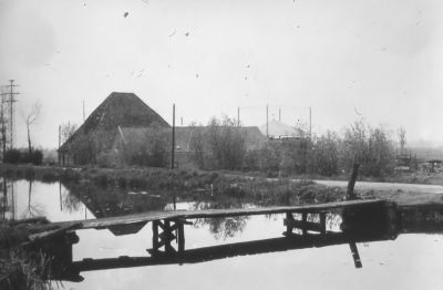 Bruggetje van Bas Kooperdraad, over de Bijlmer ringsloot
Met op de achtergrond boerderij " Elck zijn zin " van Co Roeleveld.
