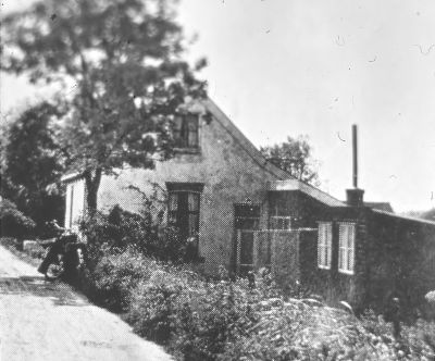 Arbeiderwoning "De Kijk Uit"
Dit was vroeger de woning voor de arbeiders van boerderij “Land en Vischlust”.
Het linker gedeelte werd bewoond door: a)  Elisabeth Nagel; b)  Wim van Hemert met vrouw Hanna van Zetten; c)  Landa Griffioen getrouwd met .......... Vlierman.
het rechter gedeelte werd bewoond door: a)  Rook Verheul (visser); b)  Klaas Nagel.
