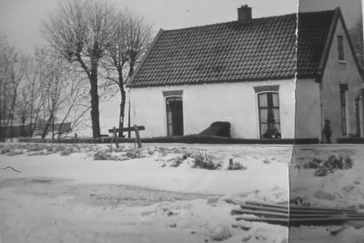 Arbeiderwoning "De Kijk Uit"
Dit was vroeger de woning voor de arbeiders van boerderij “Land en Vischlust”.
Het linker gedeelte werd bewoond door: a)  Elisabeth Nagel; b)  Wim van Hemert met vrouw Hanna van Zetten; c)  Landa Griffioen getrouwd met .......... Vlierman.
het rechter gedeelte werd bewoond door: a)  Rook Verheul (visser); b)  Klaas Nagel.
