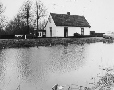 arbeiderswoning "De Kijk uit " (29-03-1969)
Dit was vroeger de woning voor de arbeiders van boerderij “Land en Vischlust”.
Het linker gedeelte werd bewoond door: a)  Elisabeth Nagel; b)  Wim van Hemert met vrouw Hanna van Zetten; c)  Landa Griffioen getrouwd met .......... Vlierman.
het rechter gedeelte werd bewoond door: a)  Rook Verheul (visser); b)  Klaas Nagel.
