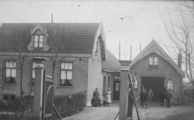 Boerderij " Klein Lammerenberg " van D. van Beusekom
Op de foto de vorige bewoners Aad Verbree. Deze ging elke dinsdag naar de markt in Weesp. Zijn paard wist op de terugweg goed de weg, want hij zat zelf dronken op de bok van de wagen. Aad Verbree was uit armoede opgehouden met boeren in 1940, de boerderij werd gekocht door dierenarts Leen Heer uit Ouderkerk a/d Amstel. Verbree werd melkboer in de Dapperstraat te Amsterdam. Zijn vrouw kon hier niet wennen en kon er niet tegen hoe er met de Joden werd omgegaan (Jodenster, razzia's, honger etc.). Hij ruilde met een neef van Oom Jan naar Diemen, vandaar naar een klein boerderijtje in Diemen. In 1950 schreef hij in voor een huurboerderij in Berkenwoude met nog 2 jaar pacht. De pachter spande dit aan bij de Pachtkamer waardoor hij er nog 3 jaar bij kreeg. Hierna verhuisde de familie naar Berkenwoude.
Aad Verbree geboren in 1900 overleden in 1975. Diens vrouw overleed in 2002, zij was 95 jaar. Zoon was Teus Verbree, die woonde aan het Oosteinde in Berkenwoude. 
