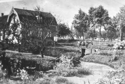 Boerderij " Klein Lammerenberg " van D. van Beusekom (najaar 1944)
Het hokje dat je ziet staat op de zogenaamde ka (dijk) Deze was om de boerderij heen gegraven voor het geval het omliggende land onder water gezet zou worden bij een inundatie. In het hokje zit een pomp om in dat geval de boerderij droog te houden. Het paard (de vos) staat aan de ketting in de voortuin.

