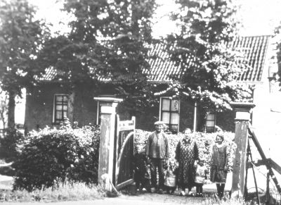 Boerderij " Lammerenberg " van de familie Pronk
van links naar rechts: Opa (Johannes) Pronk, Oma (Catharina) Pronk, dienstbode
kinderen van links naar rechts: Elbertus, An en Wim.
