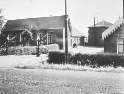 Boerderij " Lammerenberg " van de familie Pronk
Rechts woonde in het zomerhuis met daarachter de varkensschuur Elbertus en Alida, daar kregen ze ook hun 3 kinderen.
In verbande met de onteigening verhuisde ze op 01-05-1969 naar Oudendijk.
