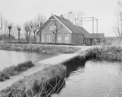 Boerderij van Klaas Nagel, Lage Bijlmer A 23 (08-04-1967)
Met het bruggetje dat gezamenlijk werd aangelegd rond 1950,  in plaats van het toenmalige vlot. De boerderij werd rond 1920 gebouwd op de boomgaard van boerderij “Land en Vischlust”.
