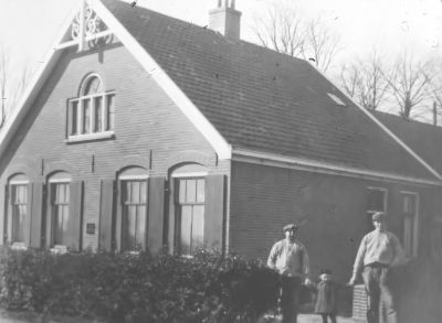 Boerderij van Klaas Nagel
Links Klaas Nagel met dochter Sophia. aan de andere kant de knecht Teun Lekkerkerker.
