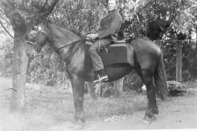 De boerenknecht Teun Lekkerkerker op het erf bij Klaas Nagel

