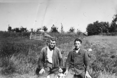 Dirk Nagel Wzn (links) samen met Jac. (Koop) Nagel Kzn (rechts)
Op de achtergrond links de boomgaard. Rechts de uitlopers van het bosje, daar stond op een verhoging een treurboom Vandaar liep er een laantje van meidoorns naar de arbeiderswoning " Kijk uit ". Dit bosje was nog een restant van de buitenplaats " Land en Vischlust ".
Dirk Nagel Wzn is gestorven op 07-09-1943 aan kinderverlamming.
