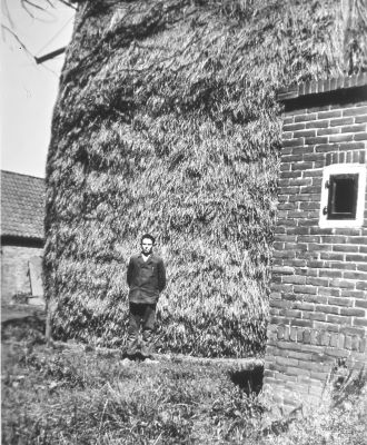 De buiten WC (poepdoos) bij Klaas Nagel
Deze was gebouwd aan de stal. Voor de hooiberg staat Jac. (Koop) Nagel.
