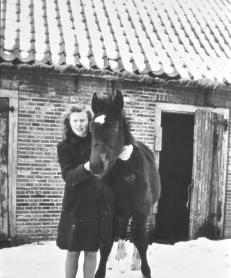 Sophia Nagel met veulen voor de varkensschuur
