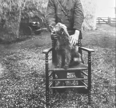 Klaas Nagel bij de hooiberg op het erf
