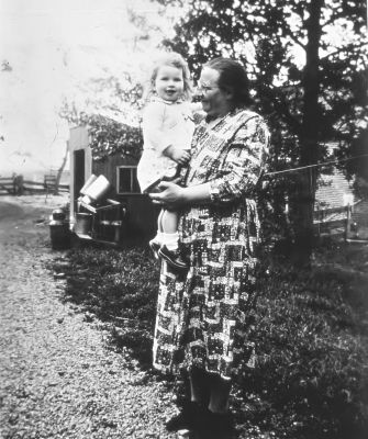 C. Nagel-Doornebal (tante Kee), met haar kleindochter Letty
Met op de achtergrond het boenhok.
