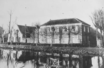 Boerderij " Land en Vischlust " van W. Nagel.
Piet Nagel op " Waveren " had meerdere zoons: Evert ging naar de Bijlmer en zoon Piet (die vrijgezel was) ging op " Waveren " boeren. Hij had nog meerdere zonen (hier verder niet genoemd ). Piet Nagel (vrijgezel) was voornemens om Piet van Evert boer te maken op " Waveren ". Toen het zover was, kwam Piet Ezn met de mededeling dat hij moest trouwen. Piet (vrijgezel ) werd zeer kwaad en vond het een schande, waardoor hij boerderij " Waveren " niet kreeg. Hij werd toen boer in Nederhorst den Berg, vervolgens in Nieuwersluis en daarna in Bodegraven.
