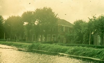 Boerderij " Land en Vischlust " van W. Nagel (1963)
Wouter boerde toen al in Uitermeer ( Hinderdam ) en daarna op de Korte Muiderweg in Weesp. Hendrik werd boer in Nieuwersluis naast broer Piet. Boerderij " Land en Vischlust " werd gesplitst, er werd een nieuwe boerderij gebouwd voor Klaas, en Wouter ging wonen op de oude boerderij. +/- 1923. Op 01-05-1947 werd diens zoon Evert de boer, deze heeft er tot de onteigening op gewoond. Na het overlijden van Evert kwam Hendrik op de boerderij in de Bijlmer.
Achter de hofstede bij de Ringsloot had men de elders genoemde " De werf van de hut ". De volksmond wil dat voor de Bijlmermeer droog was, daar wat woningen en een kapel stonden.
