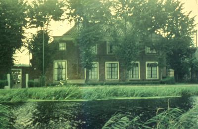 Boerderij " Land en Vischlust " van W. Nagel (1963)
Na de onteigening werd deze boerderij gebruikt door de aannemer Bos en Kalis als opslag, onderdak voor personeel en kantoor. De boerderij was zo slecht dat deze in elkaar stortte door de druk van het zand. Bos en Kalis verhuisde vervolgens naar boerderij “Waveren” aan het Zandpad bij de Bijlmertol.
