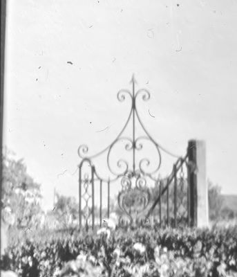Het kleine poortje bij boerderij " Land en Vischlust " van W. Nagel. 
Dit poortje staat nu in het museum in Weesp.
