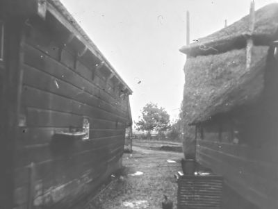Boerderij " Land en Vischlust ", van W. Nagel
De gang lag tussen de grote woning en het zomer huis.

