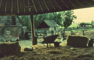 Gezicht door de hooiberg, voor de sloop, op " Land en Vischlust " (1963)
Naar links de Ossenschuur, daarachter de varkensschuur en daarachter het melkhok.

