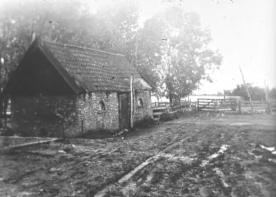 Het achtererf op "Land en Vischlust "
Gezien vanaf het melkhok.
