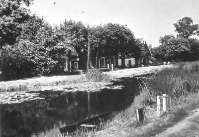Boerderij " Land en Vischlust " (02-06-1960)
Het zomerhuis werd in de oorlog 1940-1945 bewoond door de familie Molendijk. Deze kwamen uit Zeeland geëvacueerd. Zij hadden 1 dochter: Meintje. Na de oorlog werkte hij bij het Landbouwherstel. In 1948 vertrok hij weer naar Zeeland. In juli 1949 werd het bewoond door P. Nagel, zoon van Wouter Nagel. Deze ging na enkele jaren naar Ouderkerk a/d Amstel. Nadien bewoond door Wulfert van Lunteren getrouwd met Annie Griffioen van de molen. Deze is elders in de beeldbank te zien.
