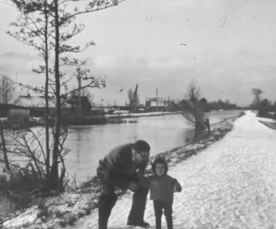 Wulfert van Lunteren met zijn zoontje voor boerderij " Land en Vischlust "
