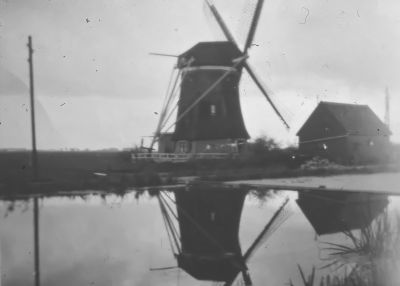 De molen in de Bijlmer voor de Oost Bijlmer polder
De oude molen voor de Oost Bijlmer polder, gebouwd in 1781, bewoond door J. Griffioen. Op de voorgrond het vlot in de Bijlmer ringsloot.
