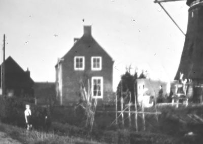 De oude molen met de bouw van het nieuwe woonhuis
