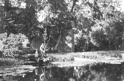 Mevrouw M. van Wijngaarden de Wildt, op de stoep voor het huis met haar dochter Matje
