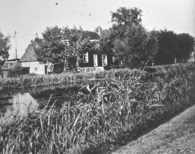 Boerderij van H. van Wijngaarden 
Deze was gebouwd in 1833 en viel onder Monumentenzorg  in verband met de kleur van de verf op de voorgevel.

