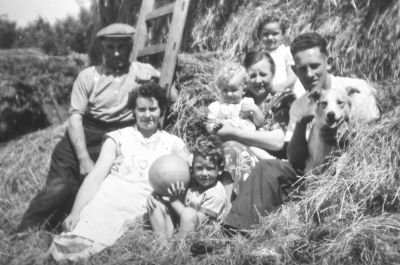 Matje (getrouwd met Klaas den Hartog)
Een dagje op bezoek bij haar ouders en haar broer Dirk van Wijngaarden.
