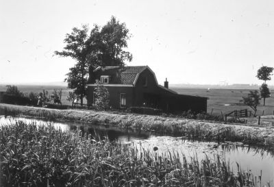 Dijkhuisje van H. van Wijngaarden, Lage Bijlmer A 20 (01-06-1960)
Nu bewoond door Han van de Broek die een transportbedrijf had.
