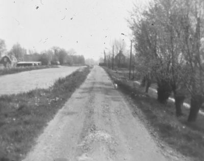 De Lage Bijlmer
Links de ringsloot met het dijkhuisje, bewoond door Han van de Broek Rechts de nieuwe woning van J Griffioen. Foto genomen voor van Vessum. Het hondje is van Jaap van de Broek.
