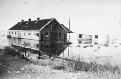 Boerderij " Eureka '', van Jaap van de Broek tijdens de inundatie 1944-1945
De stal is gebouwd in 1940.
