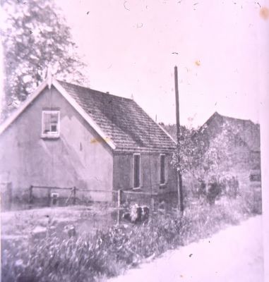 De arbeiders huisjes van (links) Van Vessum en (rechts) Boelekamp
