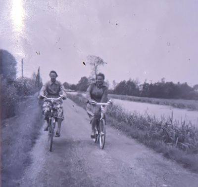 De familie Boelekamp op de fiets in de Bijlmer
