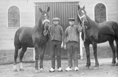 Boerderij " Meerzicht ", met Jacob Lambalk jr. (links) en Jacob sr. (rechts)
Jacob Lambalk sr. had 8 kinderen, 3 zoon’s: Jaap, Cor en Flip en 5 dochters: Sjaan, Marie (in klooster), Bets, Til en Griet.
