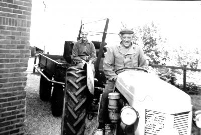 Lambertus van de Broek op de tractor bij boerderij " Weltevreden "
