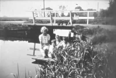 Bruggetje ter vervanging van de oude klapbrug bij " Bijlmerzicht "
Het werd gebruikt door: B van de Broek, Joost Kruiswijk en H. Hopman en werd gebouwd door de nieuwe pachter van de boerderij “Bijlmerzicht”, J. kruiswijk’. Maar er lag niets beschreven dat B. van de Broek, voordien Griffioen, hem ook mocht gebruiken. Van de Broek en zonen namen het niet zo nauw (beschadigen). Joost Kruiswijk moest hem dan repareren, hierdoor ontstond ruzie. Er speelde ook mee dat Joost Kruiswijk melk leverde aan de CMC en dat Bertus van de Broek een wilde boer was en leverde aan de STEROVITA. Harmen Hopman kreeg ook problemen met Joost Kruiswijk over de brug, die wilde dat hij mee ging betalen. Hopman weigerde dit, hij had een oud recht van overpad. Uit eindelijk besloot Hopman om zelf maar een brug te bouwen om van het geruzie af te zijn.
