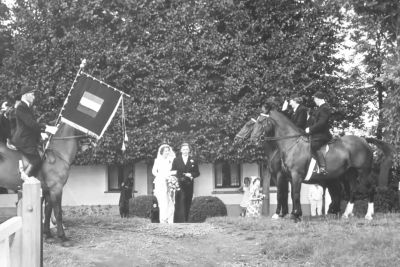 Huwelijk van Marie Hopman met Thijs Drost van Muiden
Erenboog door de ruiters van de landelijke Rijvereniging de " Vechtruiters ", te Weesp. Daar waren zij lid van.
