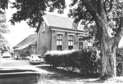 Boerderij " Achtermeer ", van Nico de Jong
Voordien bewoond door de fam. Zadelhof (30-07-1966).
Op de foto de auto van burgemeester Samkalden, die zat te onderhandelen.
Langs de weg stond een grote kastanje boom. Deze boerderij is gebouwd door Moolhuizen op de Geinbrug, evenals de boerderij van de fam. de Wildt aan het Zandpad, ook "KLein Lammerenberg" van D. van Beusekom, ook "Over Bijlmer" van Jaap Staal, en die van Van Schaik in Duivendrecht naast de RK.kerk. De bouw viel op door de hoge voorhuizen. “Achtermeer” was groot 23.5 ha. Vader Nico verhuisde in 1968 naar de Wijdewormer. Zoon Henk (H.A) volgde hem in 1970 op.
