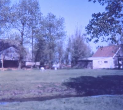 Zijaanzicht van boerderij " Achtermeer " van H.A de Jong, gezien vanaf Blokland
