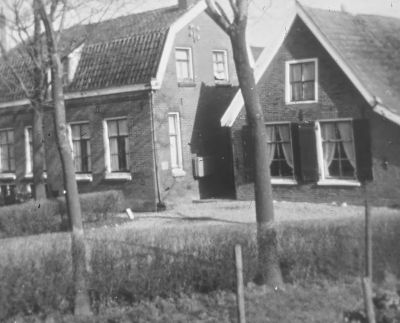 Boerderij " Scholtenburg " van Jan van Blokland
De post bezorgt uit Weesp ging niet verder dan “Scholtenburg”, Lage Bijlmer A 12. De rest van de Bijlmer werd bezorgd vanuit Duivendrecht.
