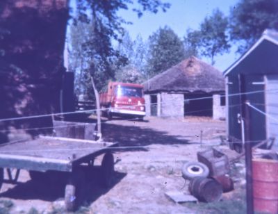 Op het erf van boerderij " Scholtenburg ".
Het verste land heette het Blauwe Land. Er groeide een arm gras "Bentgras". Het werd nooit bemest alleen maar gemaaid. Na de inundatie tijdens de oorlog knapte het land op, maar voor het te beweiden lag het te ver van huis.
